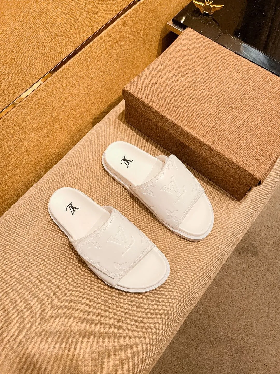 Men's men's shoes 💰 320💰 New model on the market 🔥[LV🔥 Louis Vuitton slippers] High-end 1:1 mold customization, original upgraded version of the outsole, lighter and non-slip. The market's top quality, fashionable and trendy, versatile and popular, simple yet tasteful, a must-have for fashionistas, exuding a fashionable and casual atmosphere, fashion is at your feet, full of confidence, the same style at the counter 👍The season of spring and summer slippers is here, super beautiful to wear, 38-44 2⃣️colors available🔥